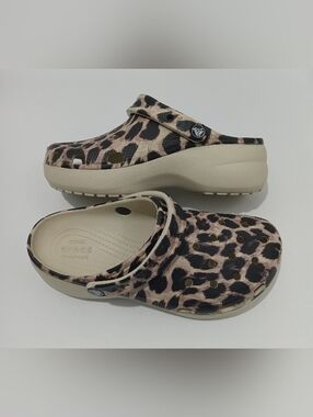 CROCS Iconic Comfort Classic Animal Cheetah Print Size 8 Platform Clogs Slip On